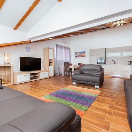 Apartment The Loft โรวีน ภายนอก รูปภาพ