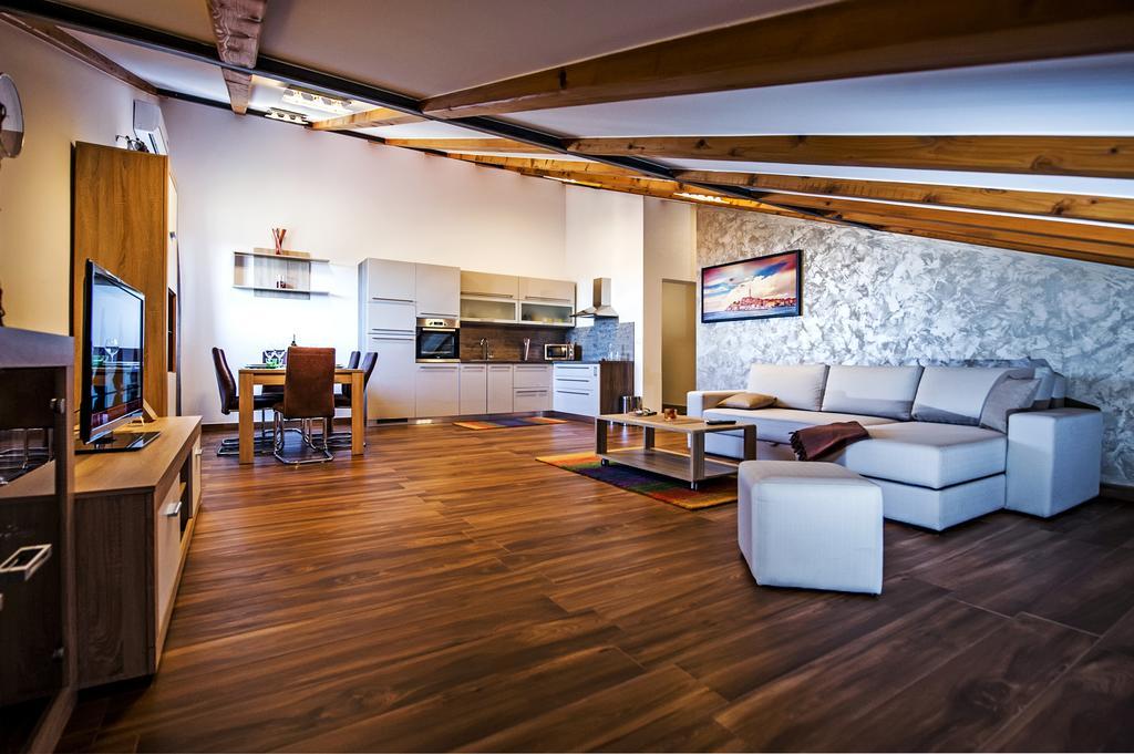 Apartment The Loft โรวีน ภายนอก รูปภาพ